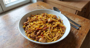 Spicy Noodles with Chicken: Quick Skillet with Sweet and Sour Sauce and Tomatoes Spicy noodles with chicken