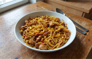 Spicy Noodles with Chicken: Quick Skillet with Sweet and Sour Sauce and Tomatoes Spicy noodles with chicken