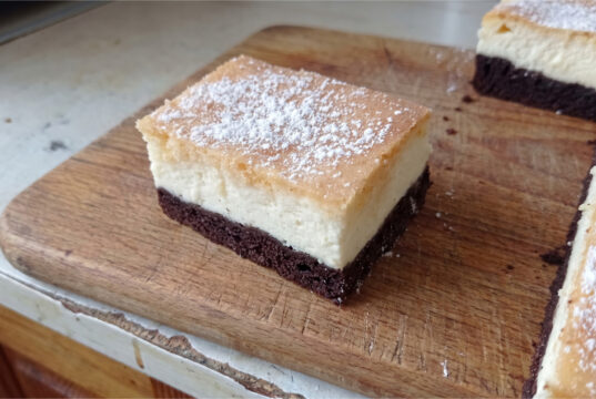 Three-Color Cake with Quark: Moist Layers and Delicate Filling on One Tray Three-color cake with quark, sliced on a tray