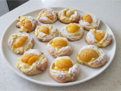 Twisted Buns with Custard and Fruit: Fluffy Yeast Dough for Festive Treats Twisted buns with custard and fruit on a tray