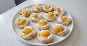 Twisted Buns with Custard and Fruit: Fluffy Yeast Dough for Festive Treats Twisted buns with custard and fruit on a tray