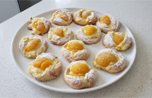 Twisted Buns with Custard and Fruit: Fluffy Yeast Dough for Festive Treats Twisted buns with custard and fruit on a tray