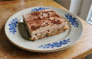 Upside-Down Apple Cake with Pudding Cream: Moist Dessert with Cocoa Marbling Upside-down apple cake with cocoa marbling and pudding cream