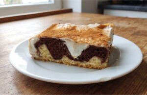 Cake with Pudding and Sour Cream: Moist Dessert with a Cinnamon Layer Layered cake with pudding and sour cream on a tray