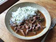 Pork Kidneys with Onions and Rice: Creamy Sauce Thanks to Milk and Slow Cooking Pork kidneys with onions and rice
