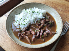Pork Kidneys with Onions and Rice: Creamy Sauce Thanks to Milk and Slow Cooking Pork kidneys with onions and rice