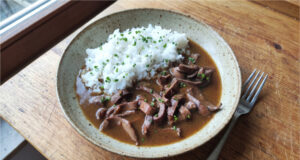 Pork Kidneys with Onions and Rice: Creamy Sauce Thanks to Milk and Slow Cooking Pork kidneys with onions and rice
