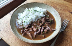 Pork Kidneys with Onions and Rice: Creamy Sauce Thanks to Milk and Slow Cooking Pork kidneys with onions and rice