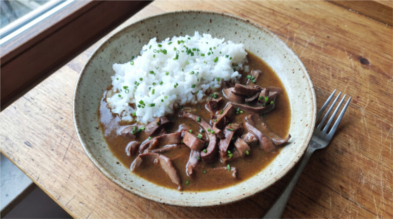 Pork Kidneys with Onions and Rice: Creamy Sauce Thanks to Milk and Slow Cooking