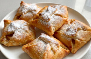 Apples in Puff Pastry: Crispy Bundles with Jam and Nuts Apples in puff pastry with jam and nuts