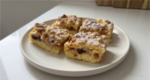 Baroness’s Slices with Apples and Meringue: Delicate Pastry with a Crispy Layer Baroness's slices with apples and meringue on a tray