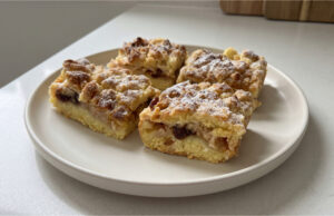 Baroness’s Slices with Apples and Meringue: Delicate Pastry with a Crispy Layer Baroness's slices with apples and meringue on a tray