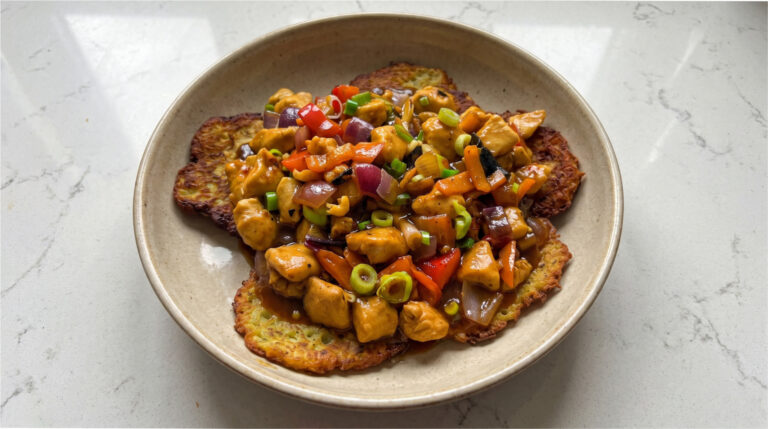 Devil’s Chicken Mix on Potato Pancakes: Spicy Pub Classic from One Pan