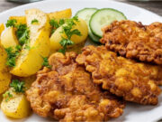 Gypsy Chicken Patties Without Breading: Juicy Cutlets with Onion, Curry, and New Potatoes Excellent gypsy chicken patties without breading – juicy chicken recipe with onion and curry