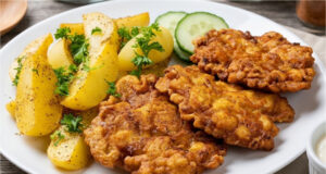 Gypsy Chicken Patties Without Breading: Juicy Cutlets with Onion, Curry, and New Potatoes Excellent gypsy chicken patties without breading – juicy chicken recipe with onion and curry