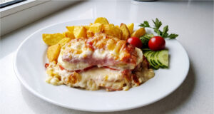 Farmer’s Layered Pork Chops: Juicy Meat with Bacon, Vegetables, and Golden Cheese Farmer's layered pork chops with bacon, vegetables, and melted cheese