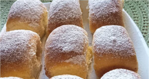 Yeast Buns with Plums and Strawberry Jam: Fluffy and Moist Thanks to Butter and Lard Fluffy yeast buns with plums and strawberry jam