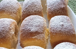 Yeast Buns with Plums and Strawberry Jam: Fluffy and Moist Thanks to Butter and Lard Fluffy yeast buns with plums and strawberry jam