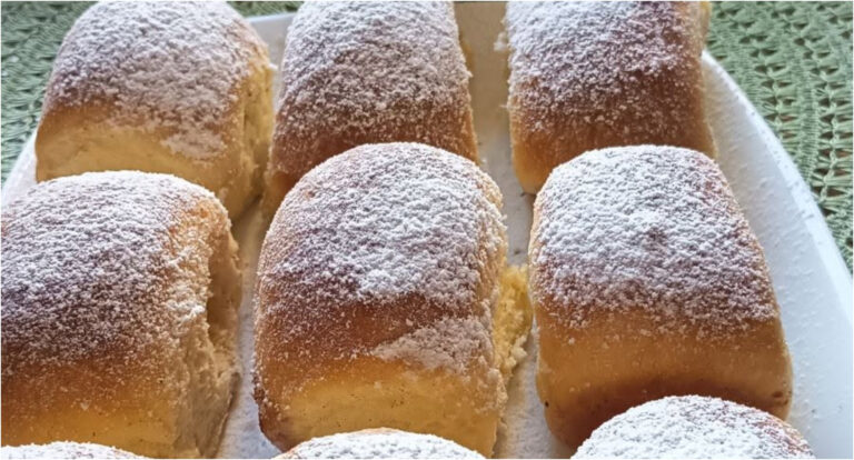 Yeast Buns with Plums and Strawberry Jam: Fluffy and Moist Thanks to Butter and Lard