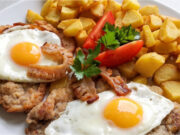 Holstein Pork Chop: Juicy Meat with Fried Egg, Bacon, and Crispy Potatoes Holstein pork chop recipe with fried egg and bacon