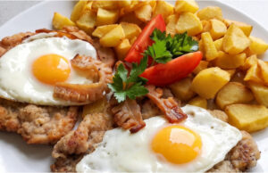 Holstein Pork Chop: Juicy Meat with Fried Egg, Bacon, and Crispy Potatoes Holstein pork chop recipe with fried egg and bacon