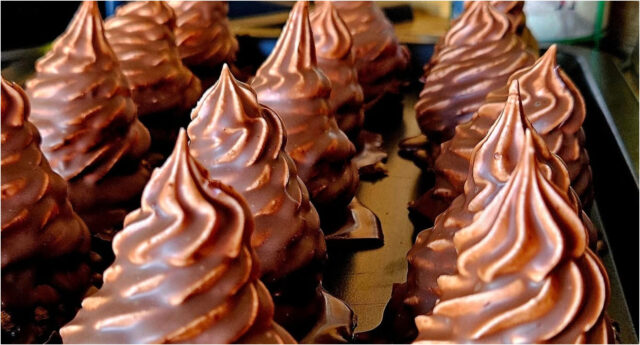 homemade-strawberry-snow-marshmallow-treats-fluffy-sponge-chocolate-glaze Homemade strawberry snow marshmallow treats with fluffy sponge and chocolate glaze