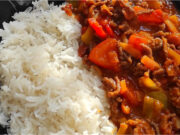 Mexické chilli con carne s basmati ryžou: Výdatné jedlo z jednej panvice Mexické chilli con carne s basmati ryžou na tanieri