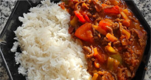 Mexické chilli con carne s basmati ryžou: Výdatné jedlo z jednej panvice Mexické chilli con carne s basmati ryžou na tanieri