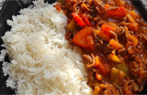 Mexické chilli con carne s basmati ryžou: Výdatné jedlo z jednej panvice Mexické chilli con carne s basmati ryžou na tanieri