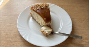 No-Bake Caramel Cheesecake: Creamy Dessert with a Crunchy Crust Without Turning on the Oven No-bake caramel cheesecake ready in no time