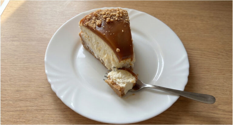 No-Bake Caramel Cheesecake: Creamy Dessert with a Crunchy Crust Without Turning on the Oven