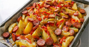 One-Pan Potatoes with Sausage: Simple Dinner with Vegetables and Aromatic Herbs One-pan potatoes with sausage, vegetables, and aromatic herbs