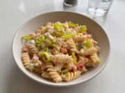 Pasta Salad with Chicken: Hearty Lunch with Creamy Dressing in 20 Minutes Pasta salad with chicken, vegetables and creamy dressing