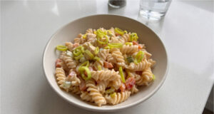 Pasta Salad with Chicken: Hearty Lunch with Creamy Dressing in 20 Minutes Pasta salad with chicken, vegetables and creamy dressing