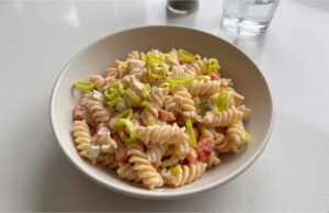 Pasta Salad with Chicken: Hearty Lunch with Creamy Dressing in 20 Minutes Pasta salad with chicken, vegetables and creamy dressing