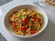 Pasta Salad with Chicken and Vegetables: A Hearty Lunch Ready in 20 Minutes Pasta salad with chicken and colorful vegetables in a bowl