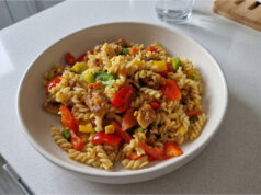 Pasta Salad with Chicken and Vegetables: A Hearty Lunch Ready in 20 Minutes Pasta salad with chicken and colorful vegetables in a bowl