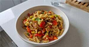 Pasta Salad with Chicken and Vegetables: A Hearty Lunch Ready in 20 Minutes Pasta salad with chicken and colorful vegetables in a bowl