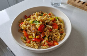 Pasta Salad with Chicken and Vegetables: A Hearty Lunch Ready in 20 Minutes Pasta salad with chicken and colorful vegetables in a bowl