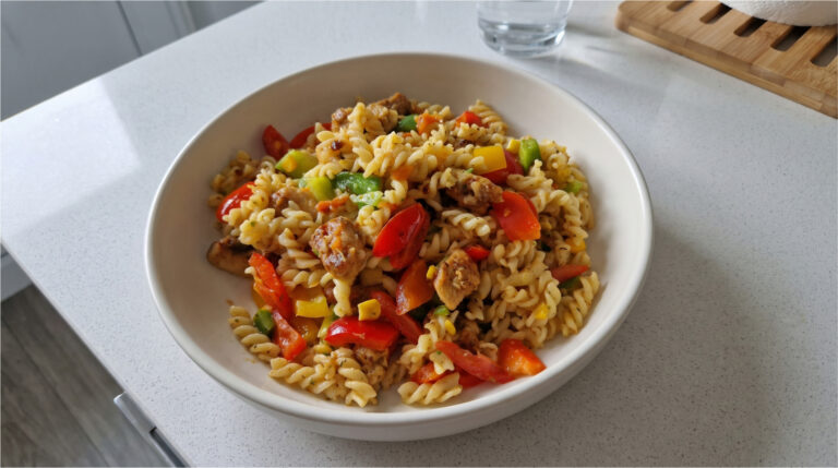 Pasta Salad with Chicken and Vegetables: A Hearty Lunch Ready in 20 Minutes