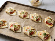 Pizza Pockets from Puff Pastry: Crispy Quick Snack with Ham and Cheese in 20 Minutes Crispy pizza pockets from puff pastry with ham and cheese ready in 20 minutes