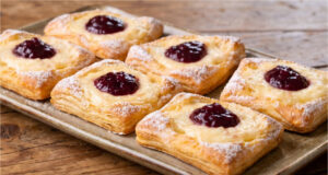 Puff Pastry Pockets with Vanilla Pudding: Crispy Dessert from a Few Ingredients Puff pastry pockets with vanilla pudding: crispy dessert from a few ingredients