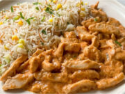 Quick Chicken Bites with Garlic: Fast Dinner with Creamy Sauce and Vegetable Rice Quick chicken bites with garlic, creamy sauce and vegetable rice