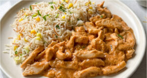 Quick Chicken Bites with Garlic: Fast Dinner with Creamy Sauce and Vegetable Rice Quick chicken bites with garlic, creamy sauce and vegetable rice