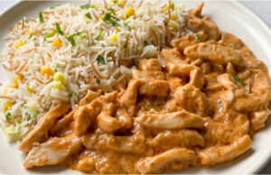 Quick Chicken Bites with Garlic: Fast Dinner with Creamy Sauce and Vegetable Rice Quick chicken bites with garlic, creamy sauce and vegetable rice