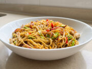 Quick Chicken Noodles: Crunchy Vegetables and Bold Sauce in 30 Minutes Quick chicken noodles with colorful vegetables and glossy sauce in a bowl