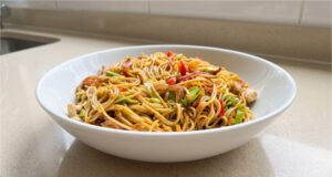 Quick Chicken Noodles: Crunchy Vegetables and Bold Sauce in 30 Minutes Quick chicken noodles with colorful vegetables and glossy sauce in a bowl