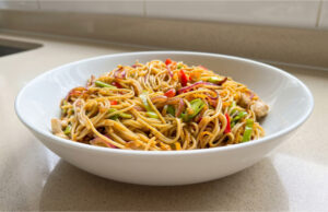 Quick Chicken Noodles: Crunchy Vegetables and Bold Sauce in 30 Minutes Quick chicken noodles with colorful vegetables and glossy sauce in a bowl