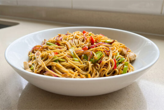 Quick Chicken Noodles: Crunchy Vegetables and Bold Sauce in 30 Minutes Quick chicken noodles with colorful vegetables and glossy sauce in a bowl