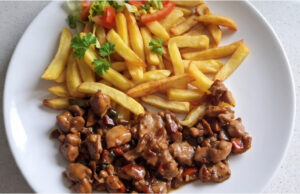 Quick Chicken Thigh Bites: Juicy Meat with Oyster Sauce and Sun-Dried Tomatoes Quick chicken thigh bites in oyster sauce with sun-dried tomatoes and fries